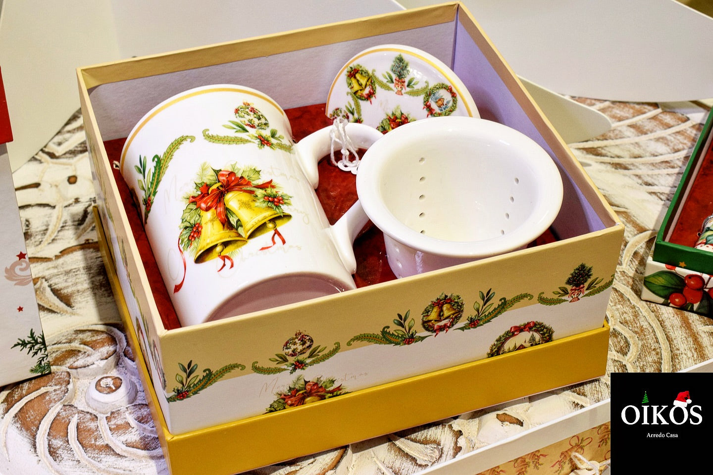 Tisaniera con coperchio e filtro in Porcellana decoro campane natalizio comprensiva di Box regalo