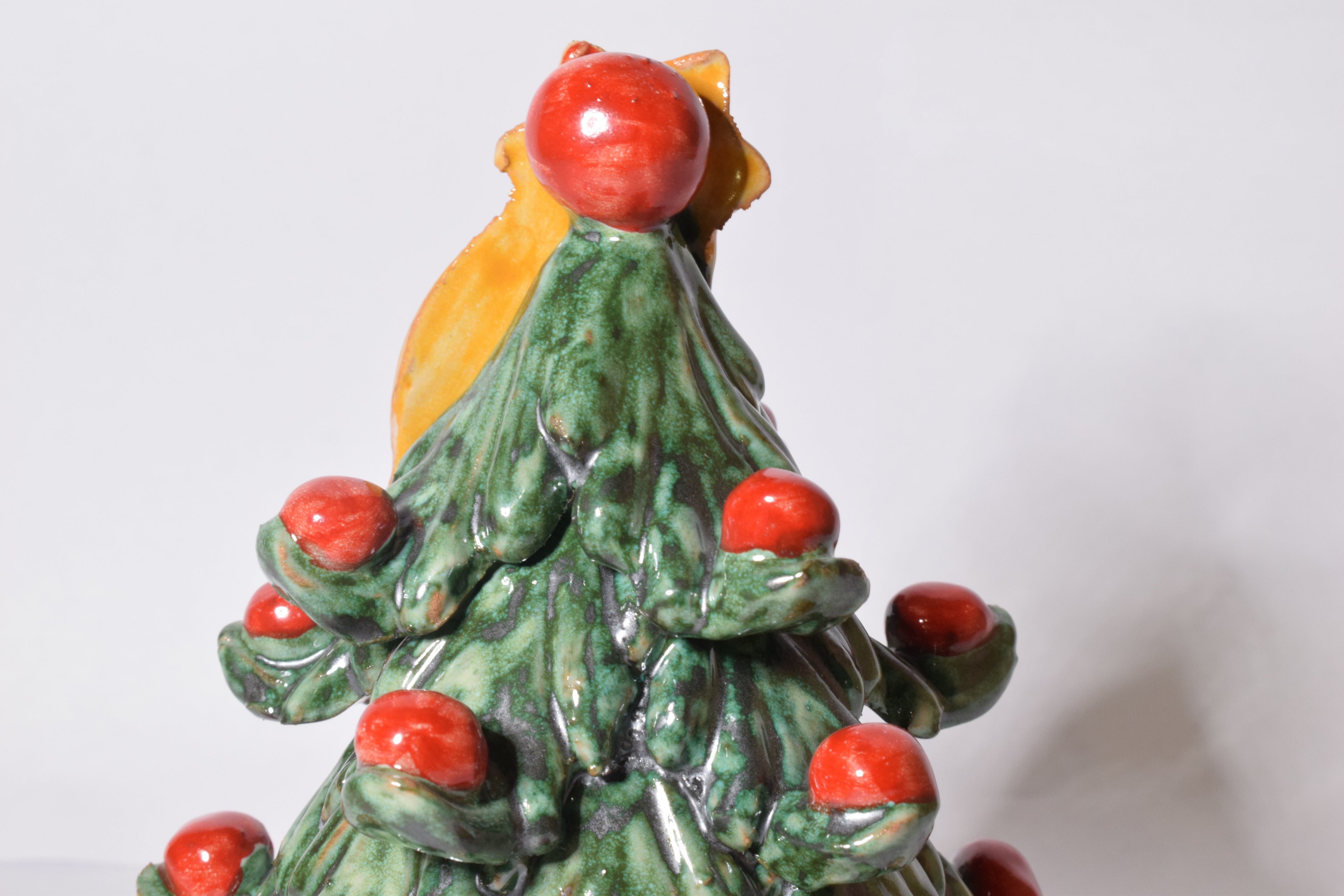Albero di Natale in Maiolica h. 12 cm Colora con palline Rosse Realizzato a mano secondo le regole dell'antica scuola di Caltagirone