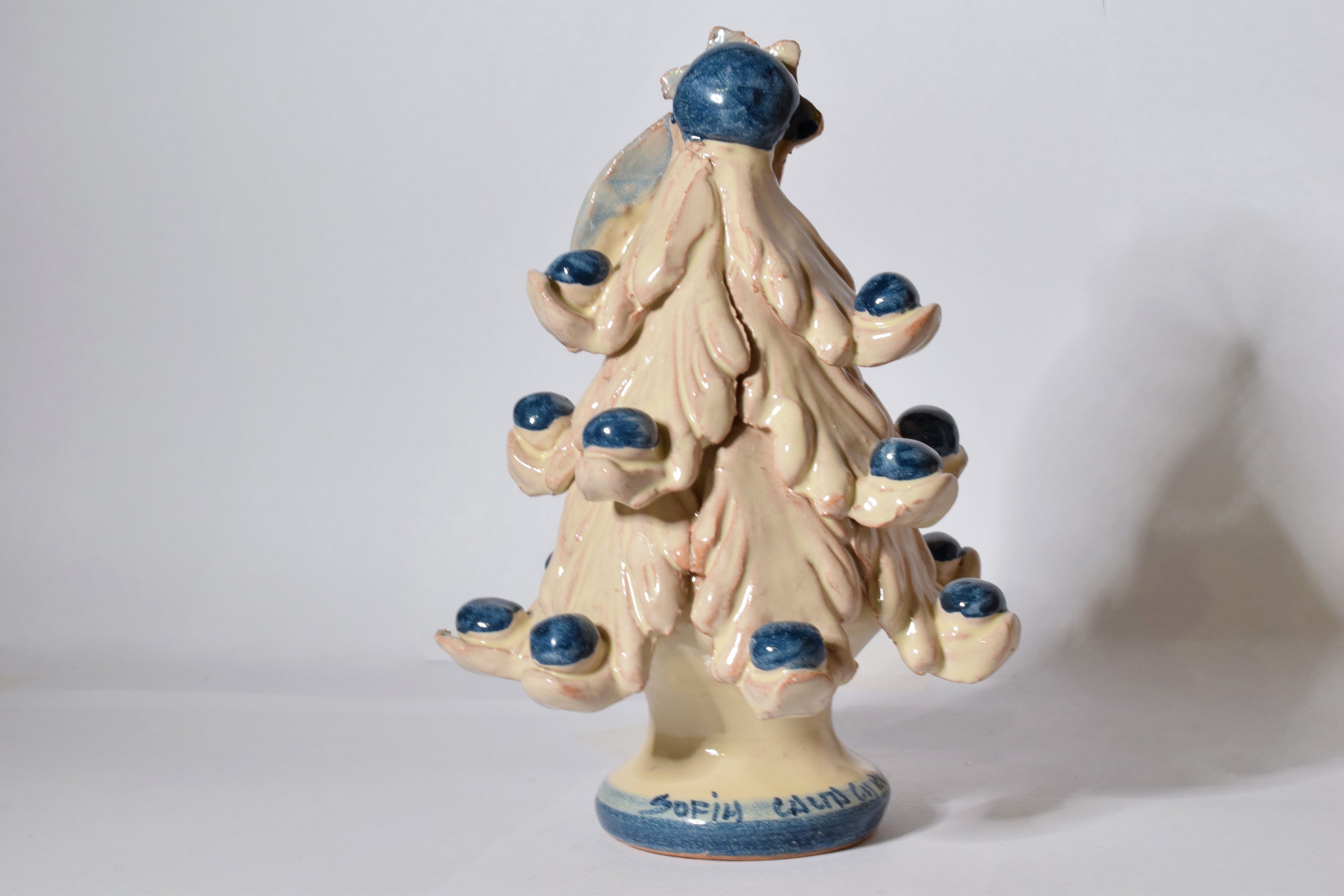 Albero di Natale in Maiolica h. 12 cm Color Crema con palline blu Realizzato a mano secondo le regole dell'antica scuola di Caltagirone