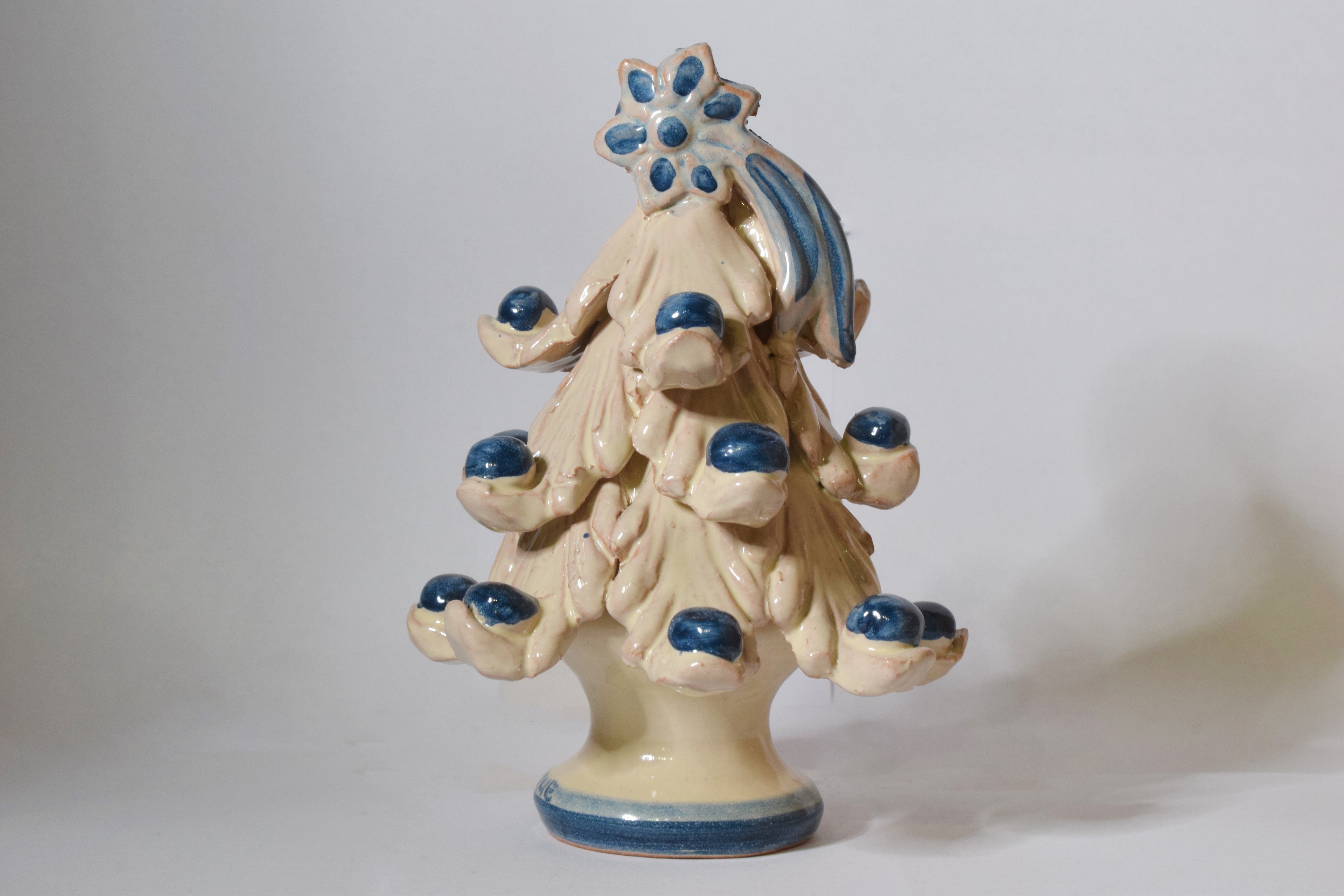 Albero di Natale in Maiolica h. 12 cm Color Crema con palline blu Realizzato a mano secondo le regole dell'antica scuola di Caltagirone