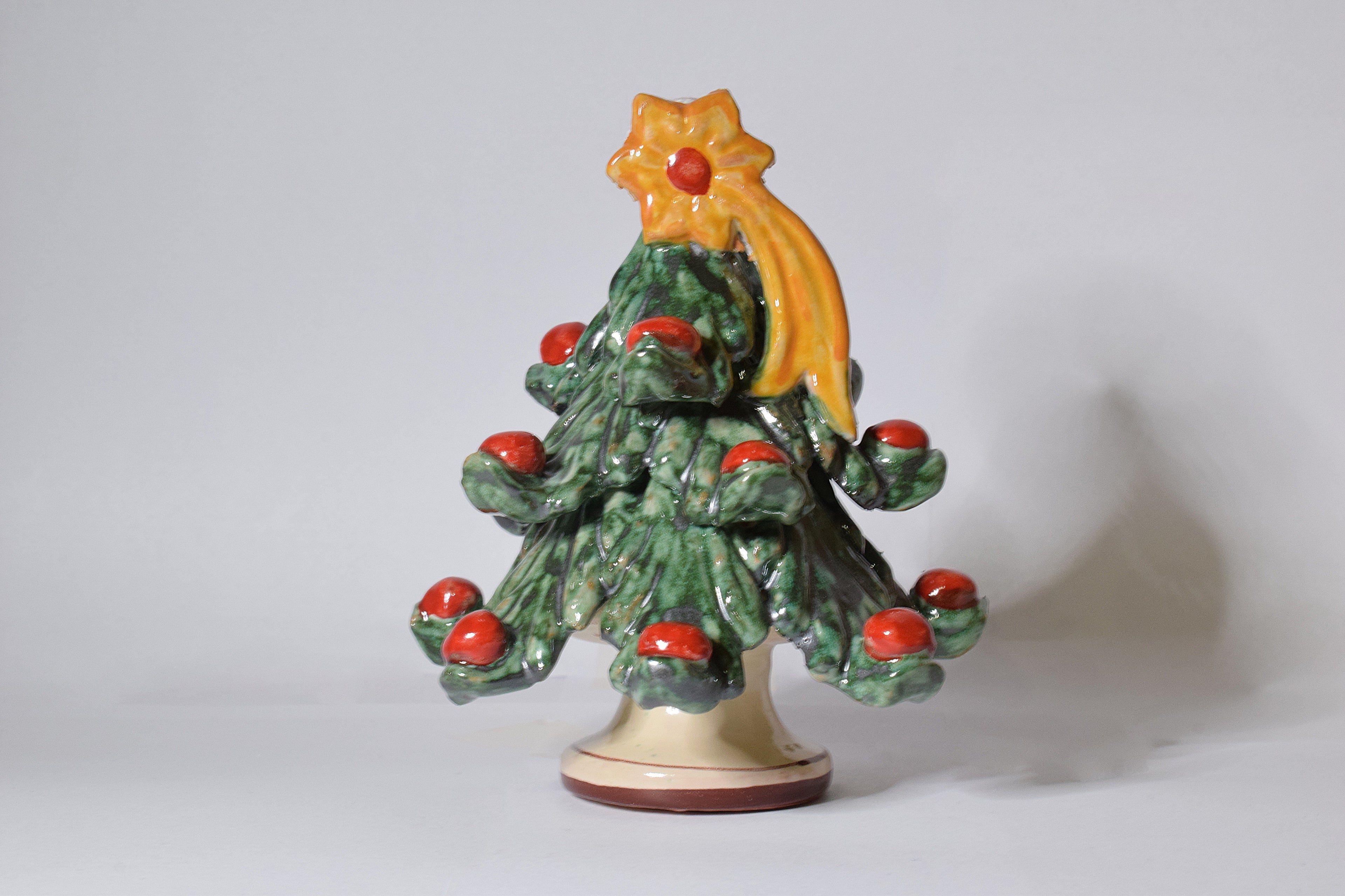 Albero di Natale in Maiolica h. 12 cm Colora con palline Rosse Realizzato a mano secondo le regole dell'antica scuola di Caltagirone