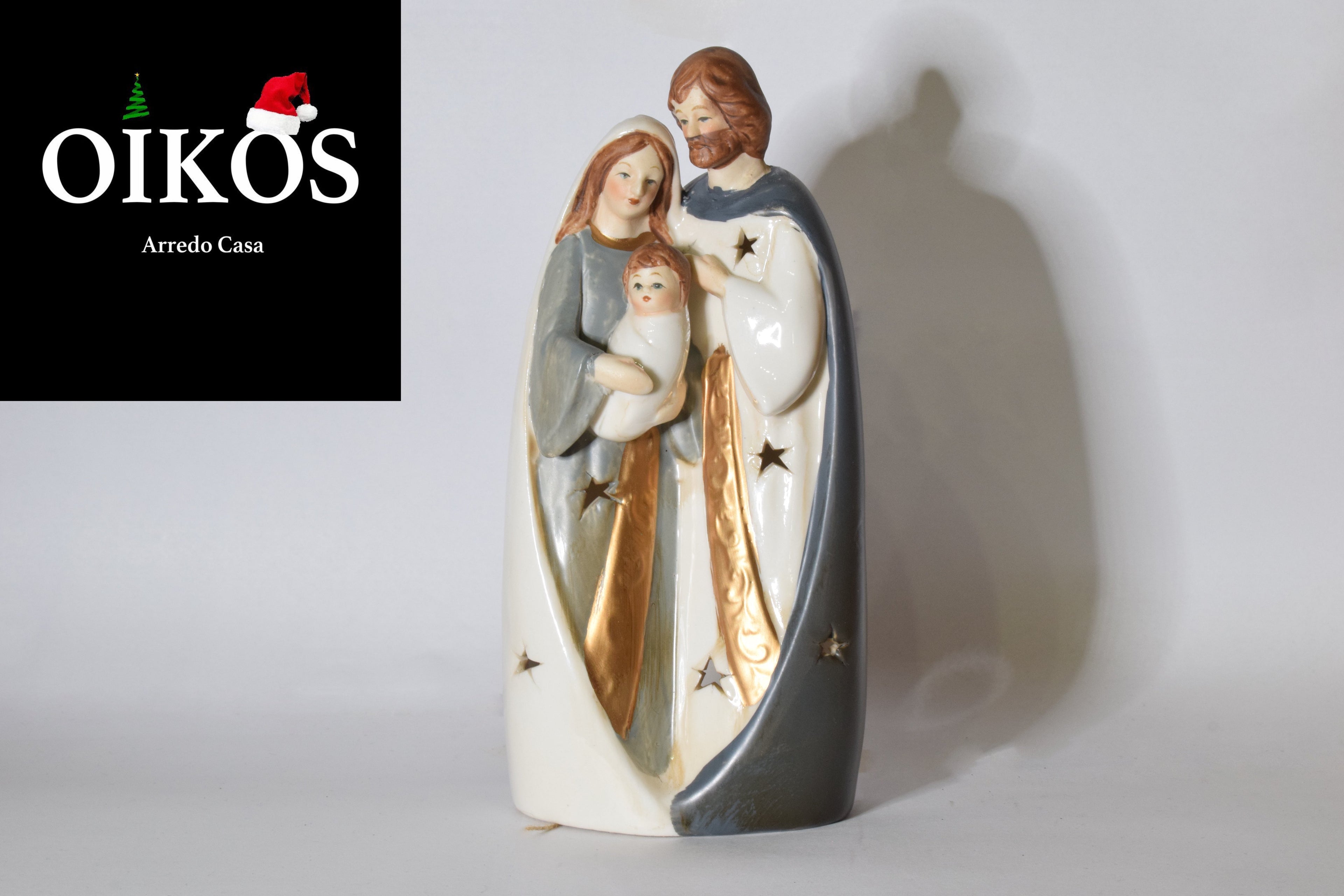 Natività in ceramica h. 19 cm dipinta con fori a stella e lumino interno