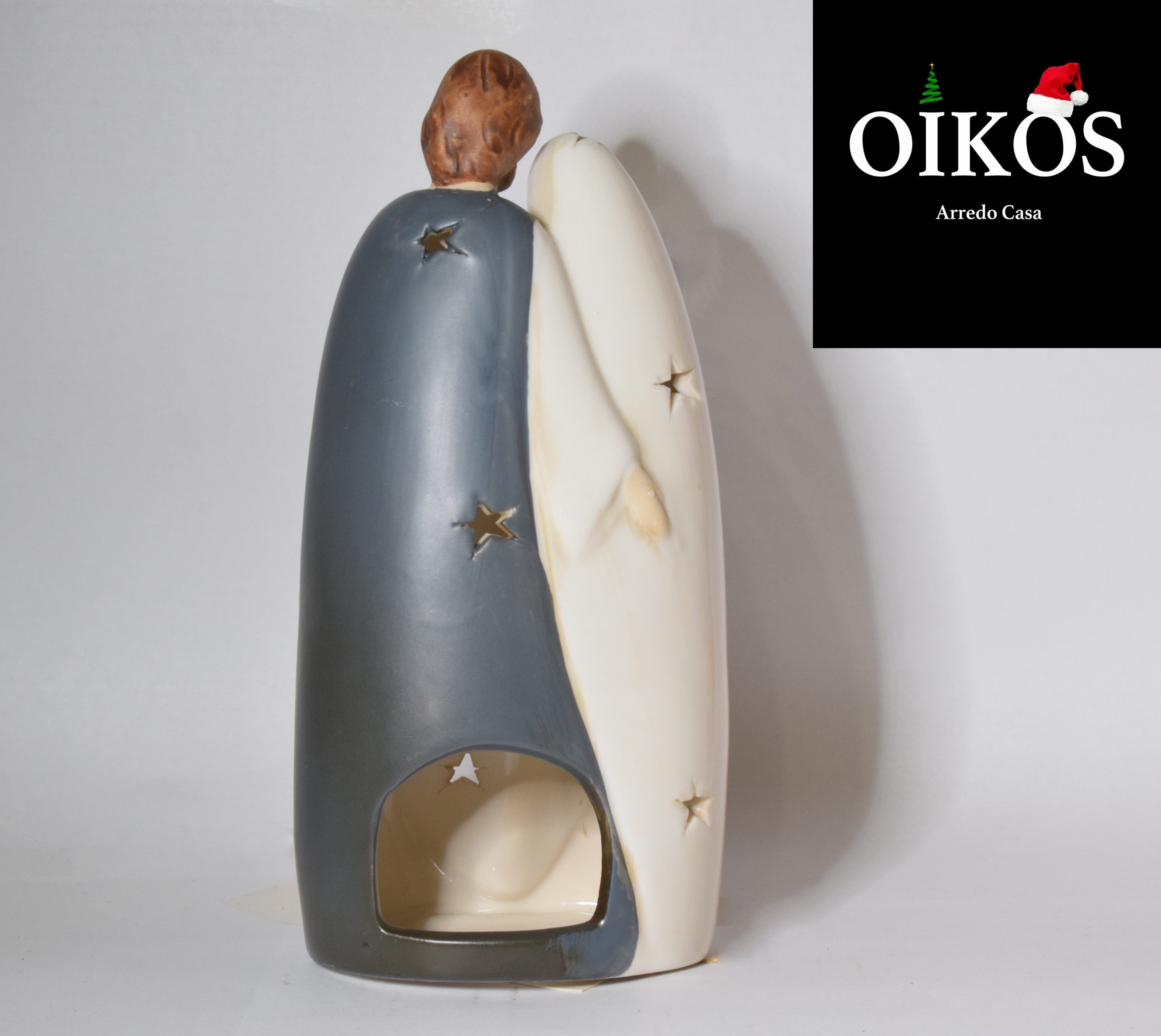 Natività in ceramica h. 19 cm dipinta con fori a stella e lumino interno