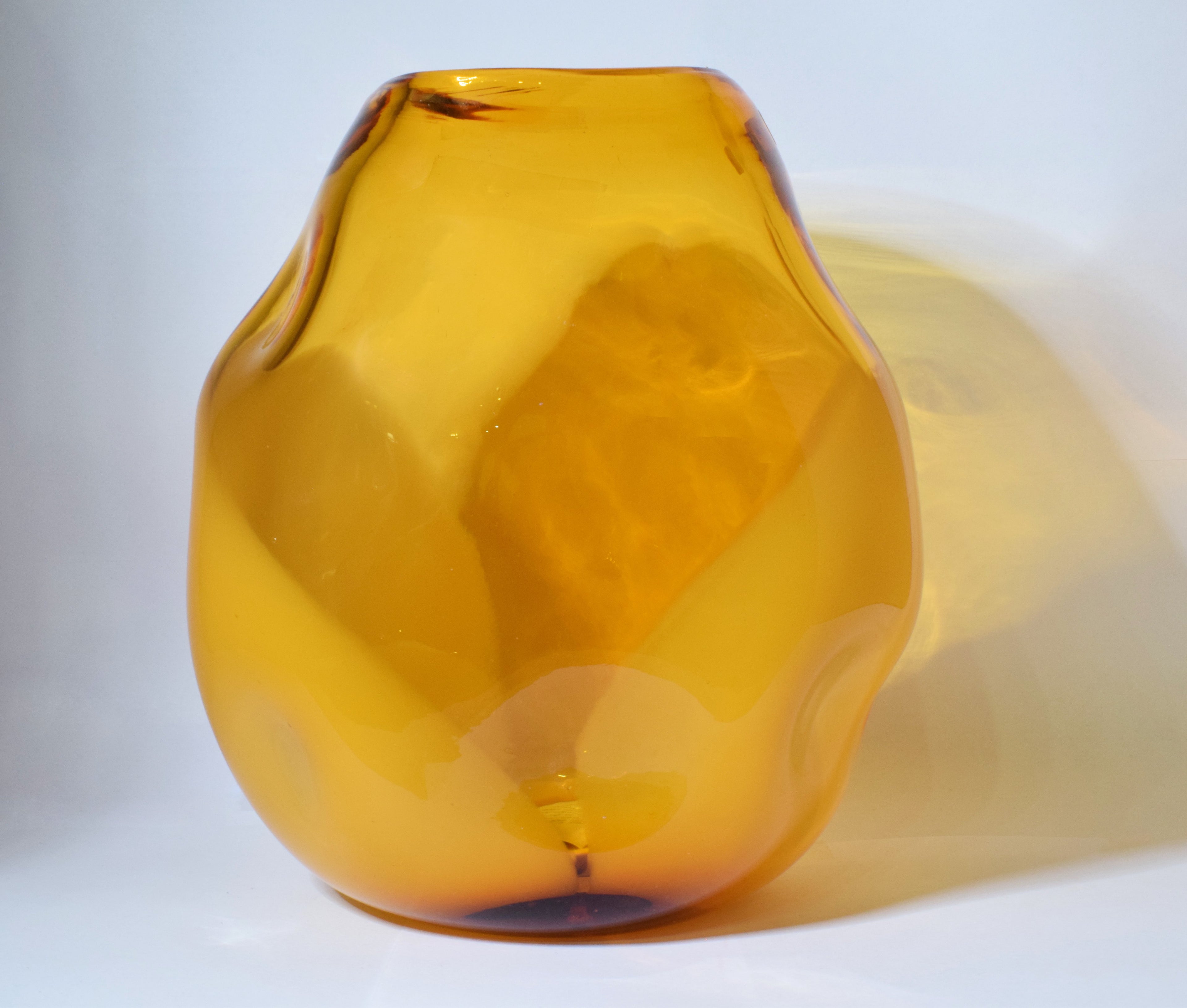 Vaso in vetro color Ambra dimensioni 20x12 cm h. 23 cm