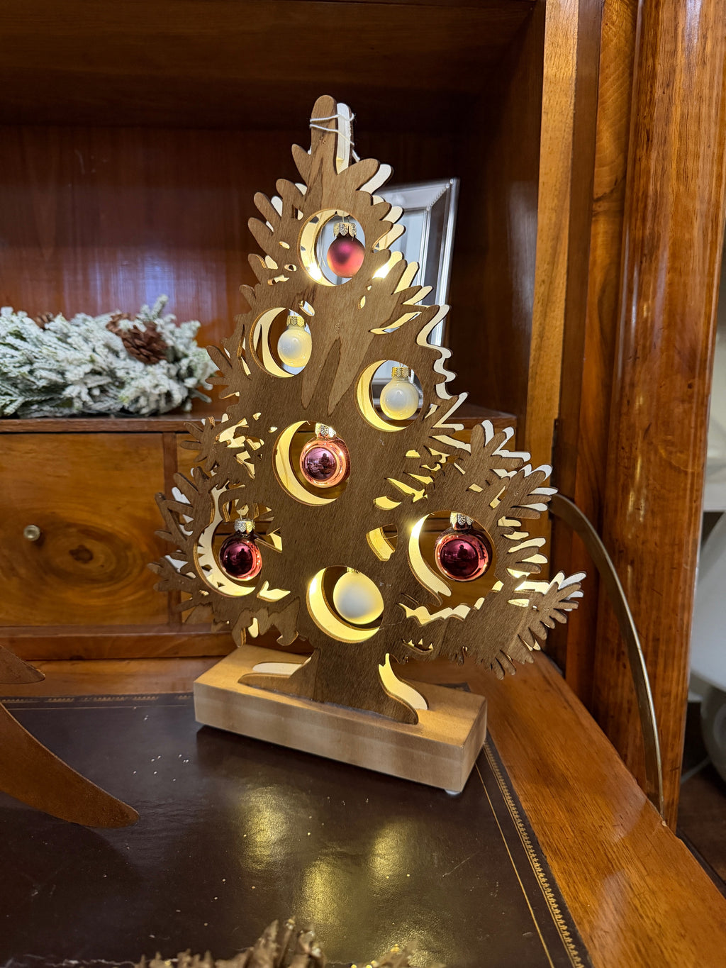 Albero di Natale da tavolo in legno con palline in vetro soffiato ed illuminazione interna Led h. 33 cm