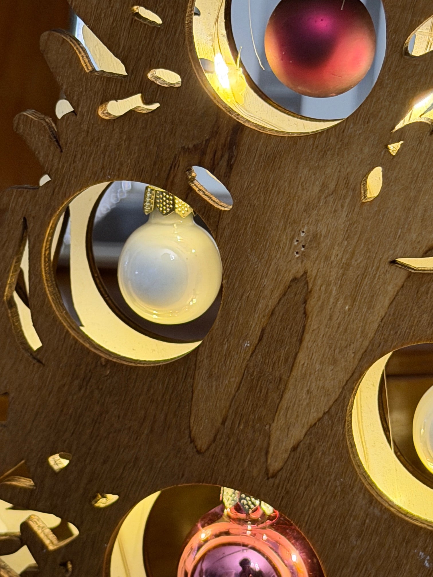 Albero di Natale da tavolo in legno con palline in vetro soffiato ed illuminazione interna Led h. 33 cm