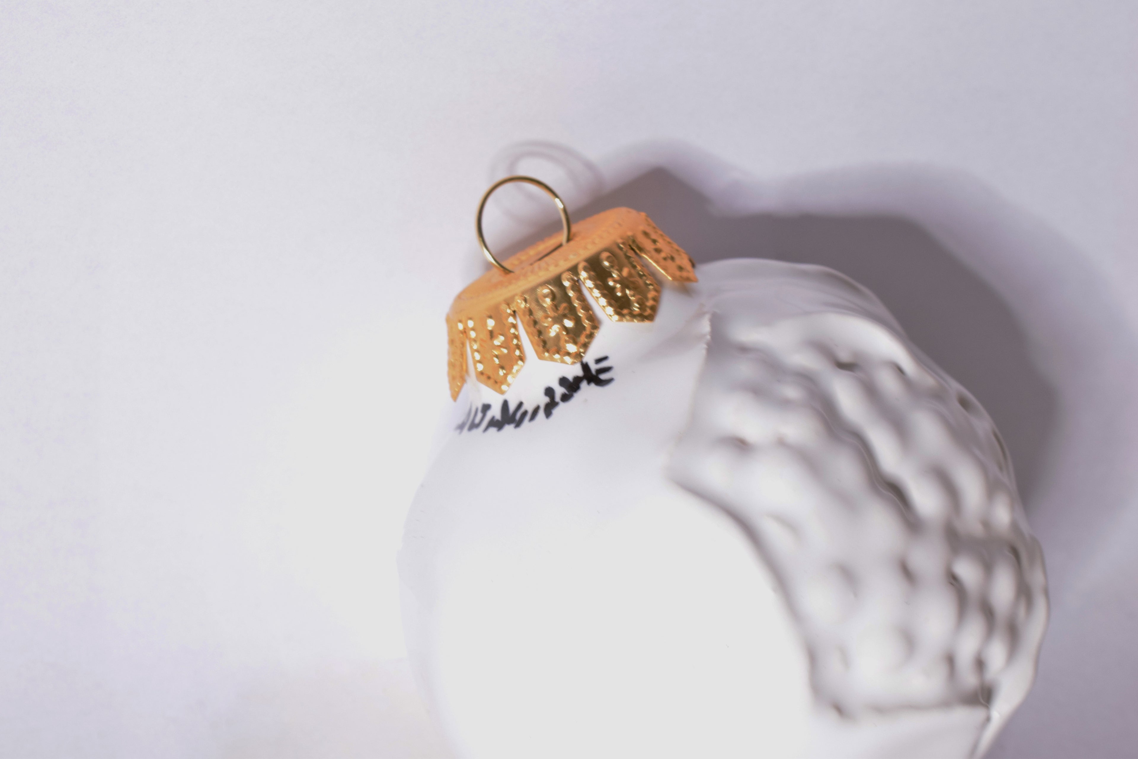 Addobbo per Albero decoro Melagrana Bianco lucido - realizzato a mano Antica scuola di Caltagirone diam. 8 cm in ceramica maiolica