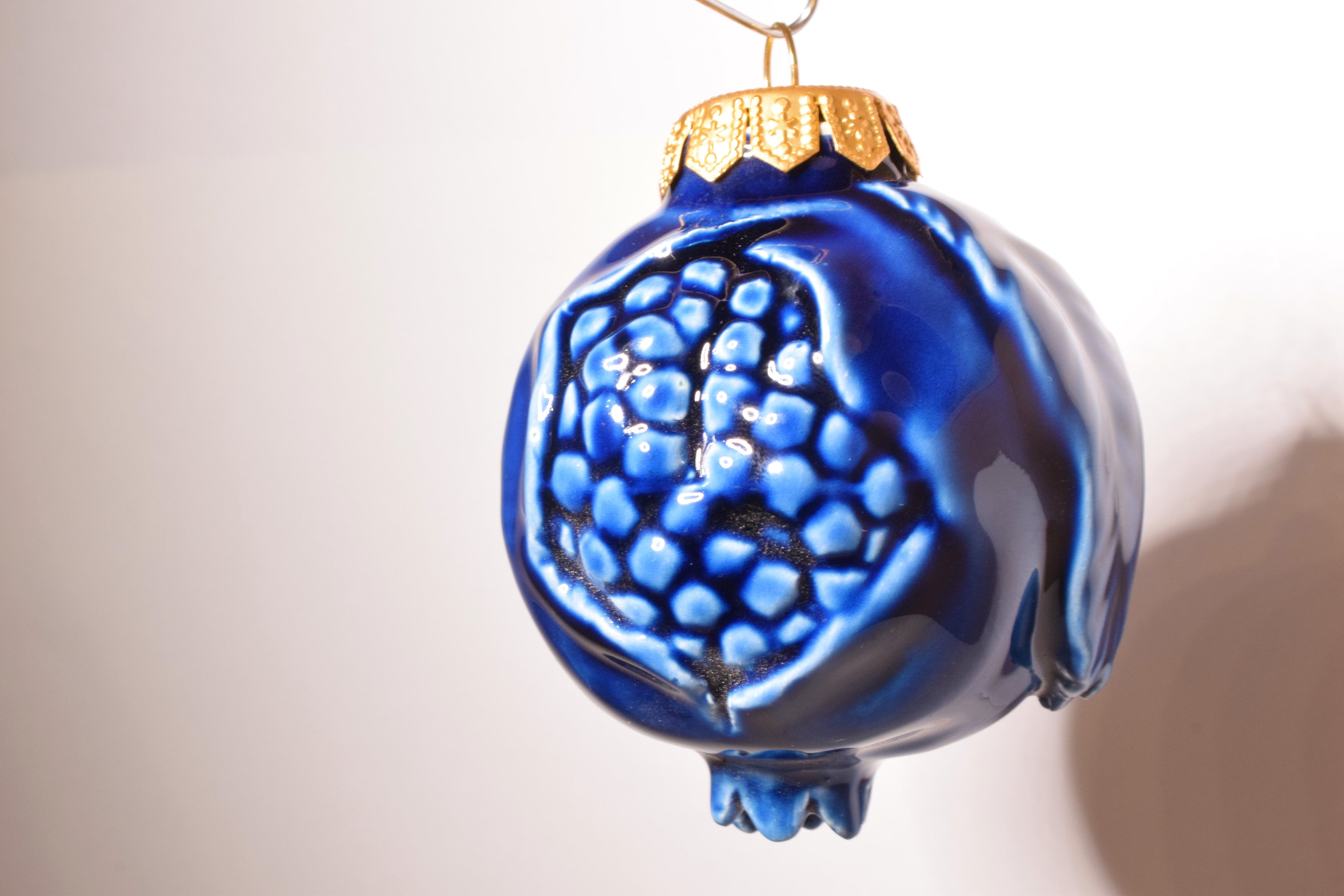 Addobbo per Albero decoro Melagrana Blu - realizzato a mano Antica scuola di Caltagirone diam. 8 cm in ceramica maiolica