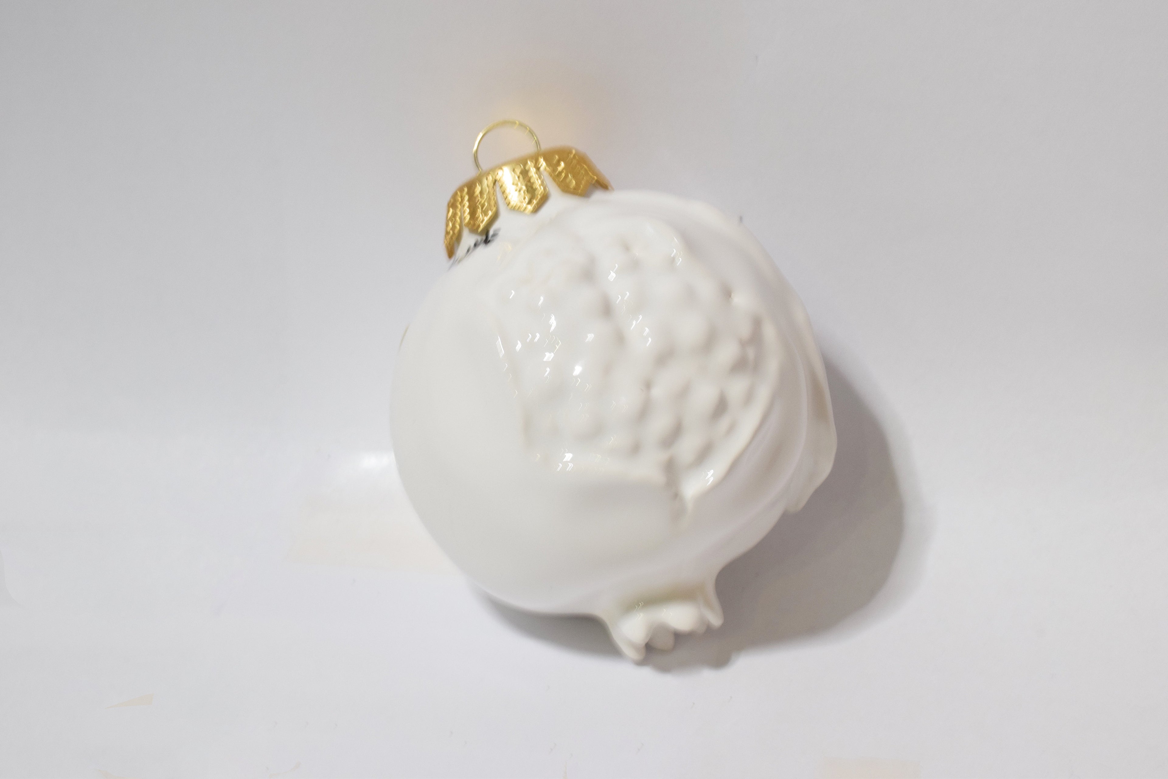 Addobbo per Albero decoro Melagrana Bianco lucido - realizzato a mano Antica scuola di Caltagirone diam. 8 cm in ceramica maiolica