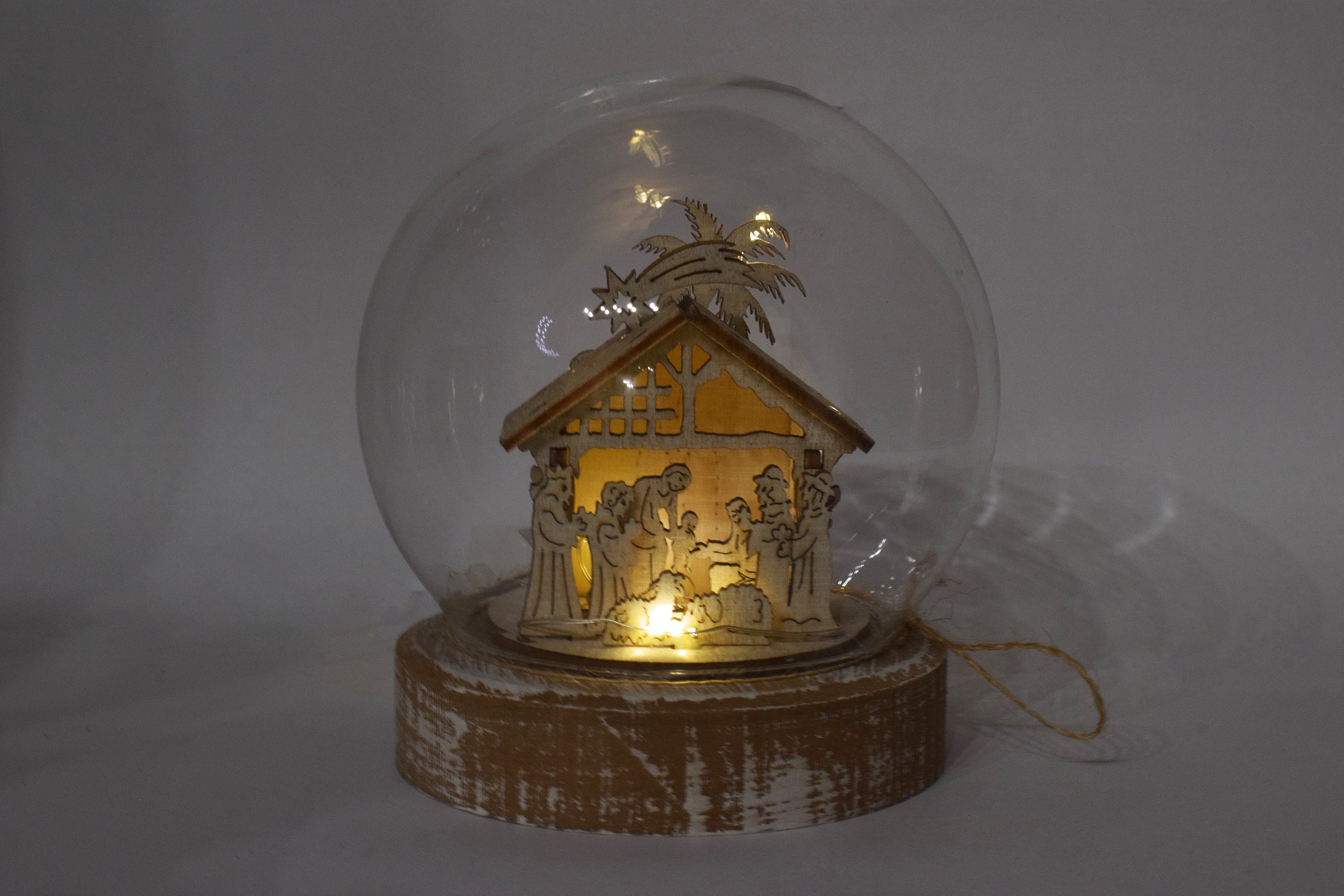Sfera vetro natalizia interno natività in legno illuminata Led diam. 10 cm