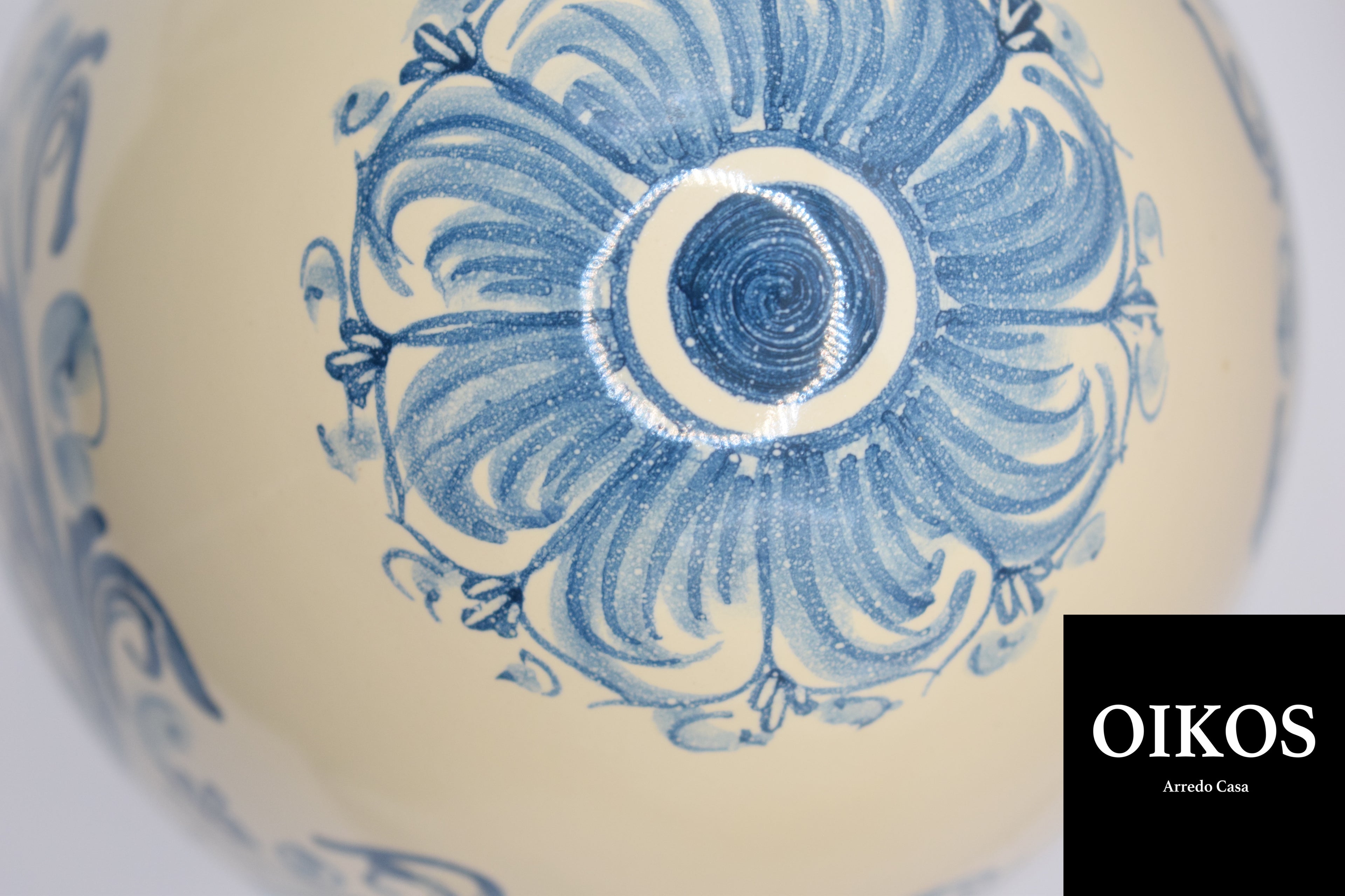 Uovo Caltagirone originale siciliano h. 21 cm colorazione azzurro su base avorio